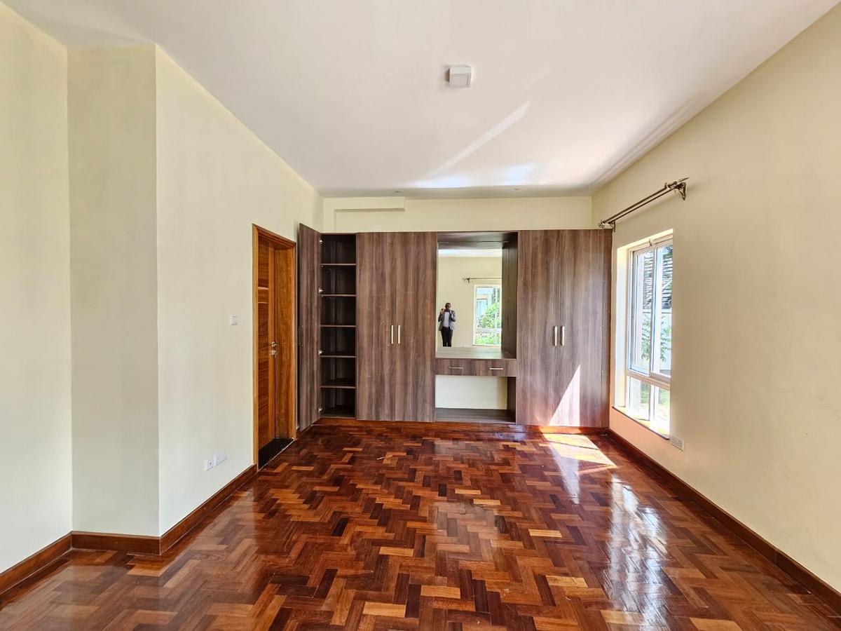 5 Bed House with En Suite in Lavington - 16