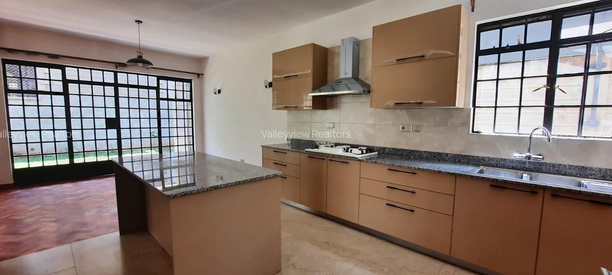 5 Bed Townhouse with En Suite at Lavington - 11