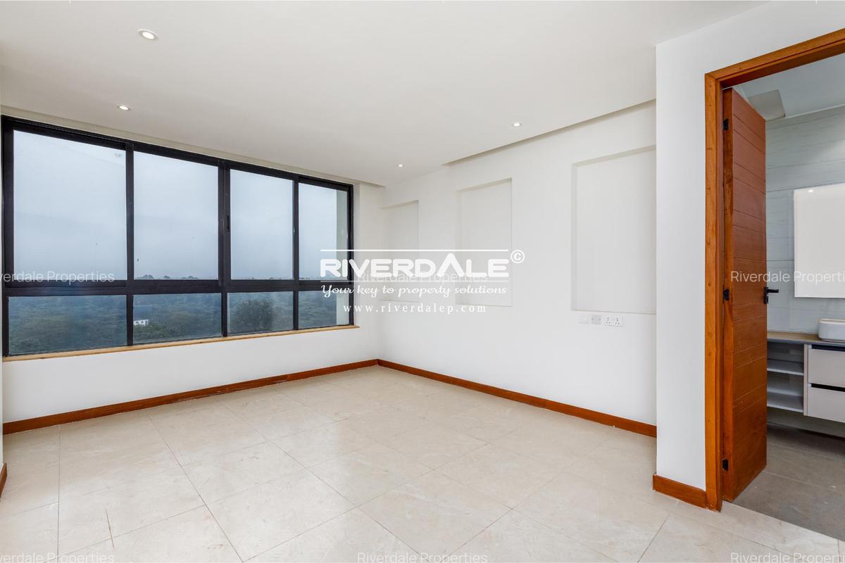 4 Bed Apartment with En Suite in Parklands - 6