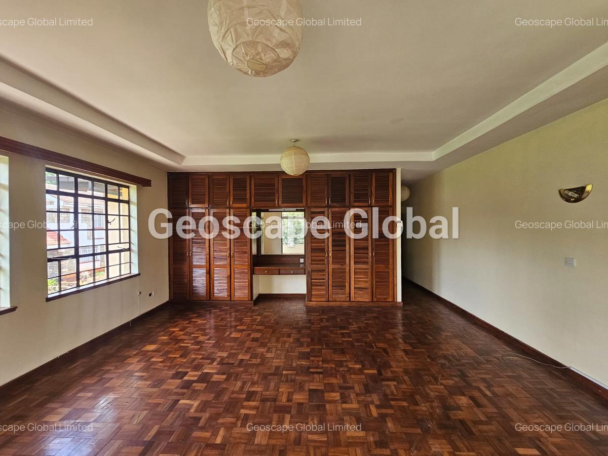 5 Bed House with En Suite in Runda - 10