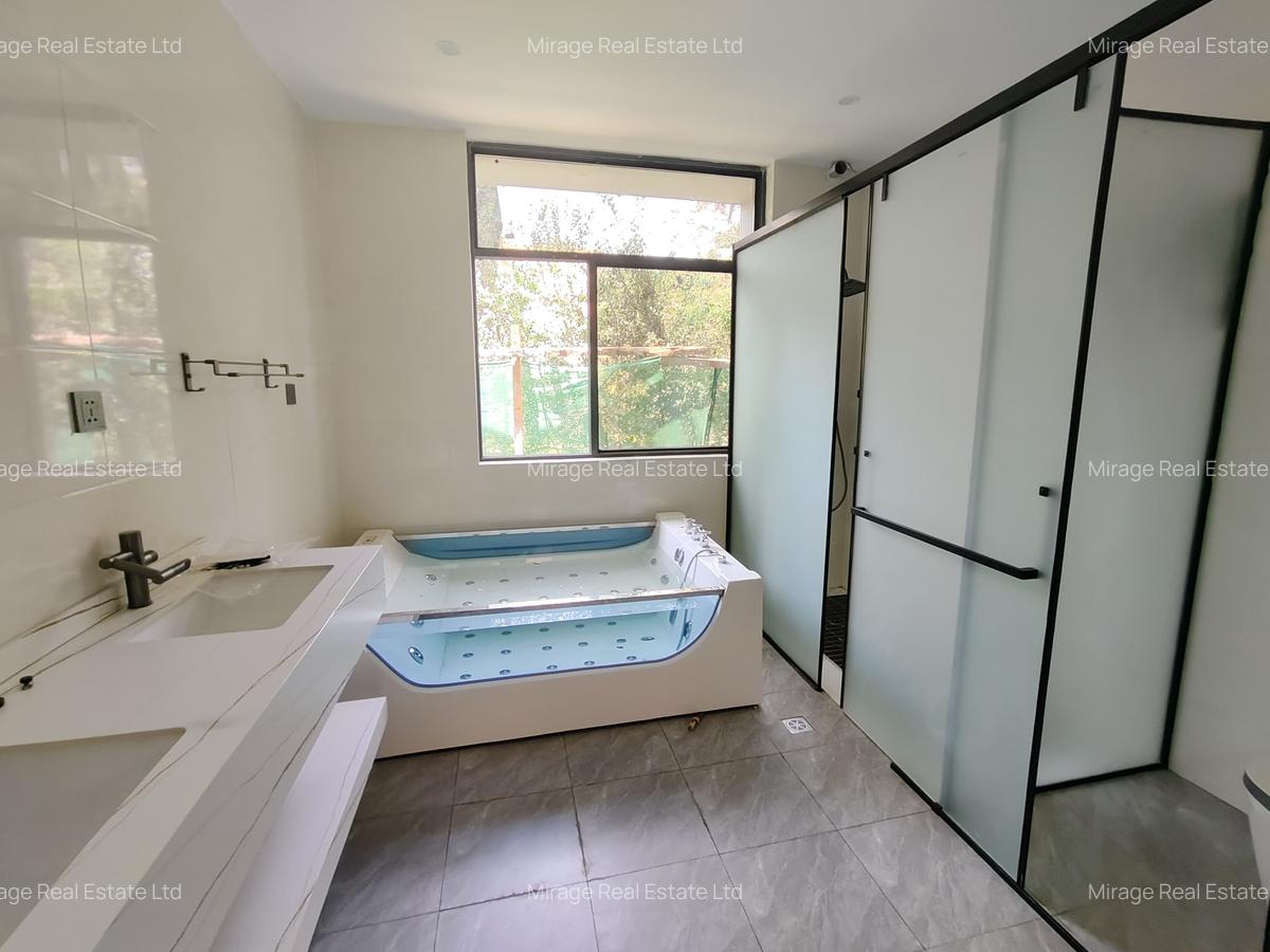 5 Bed Villa with En Suite in Lavington - 14
