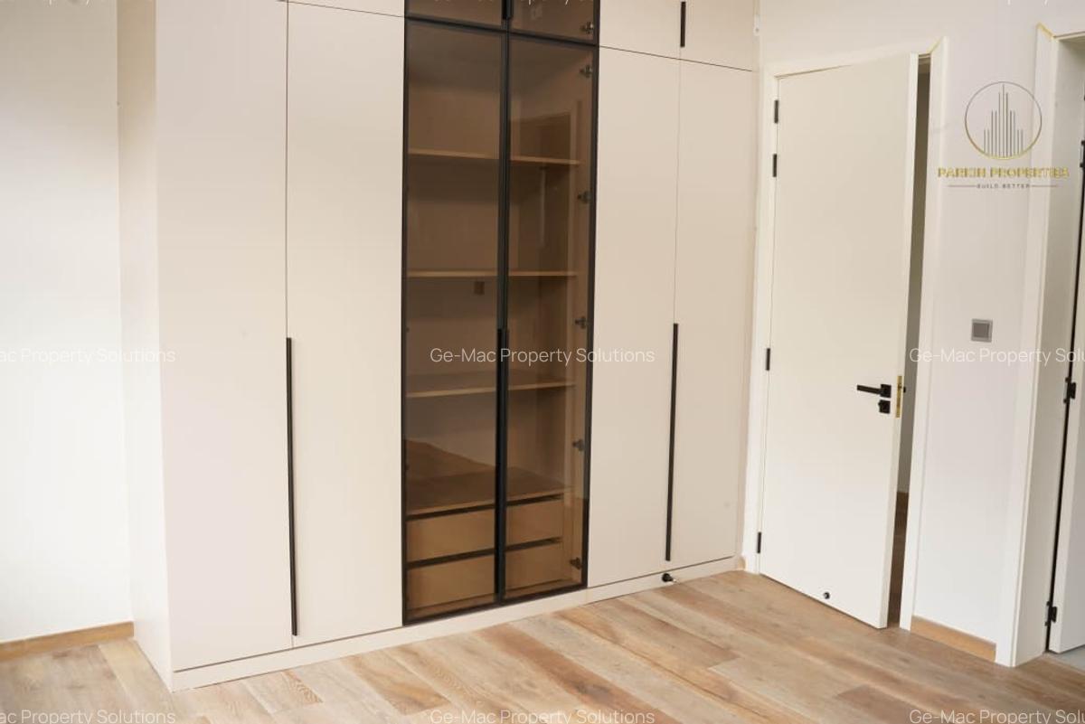 5 Bed House with En Suite in Runda - 6