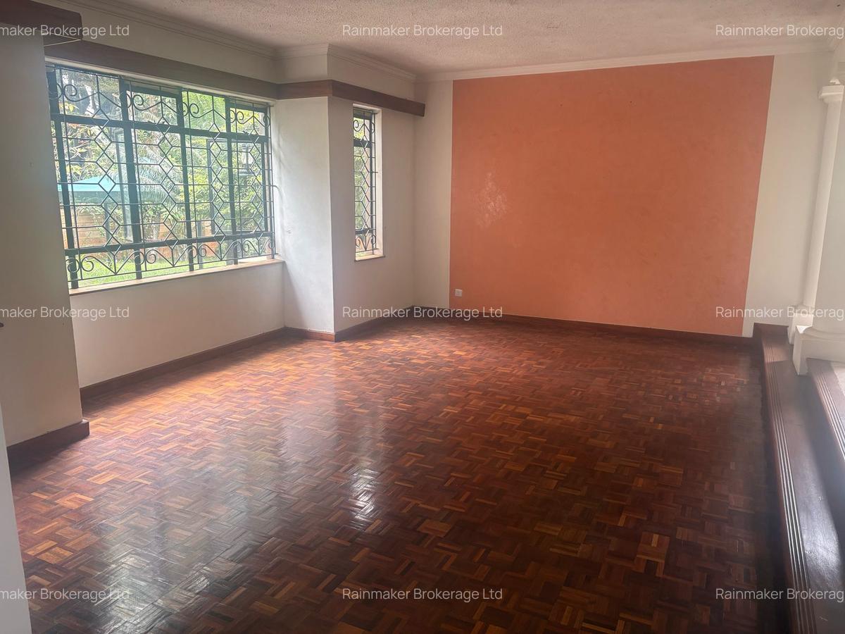 5 Bed House with En Suite at Brookside - 9