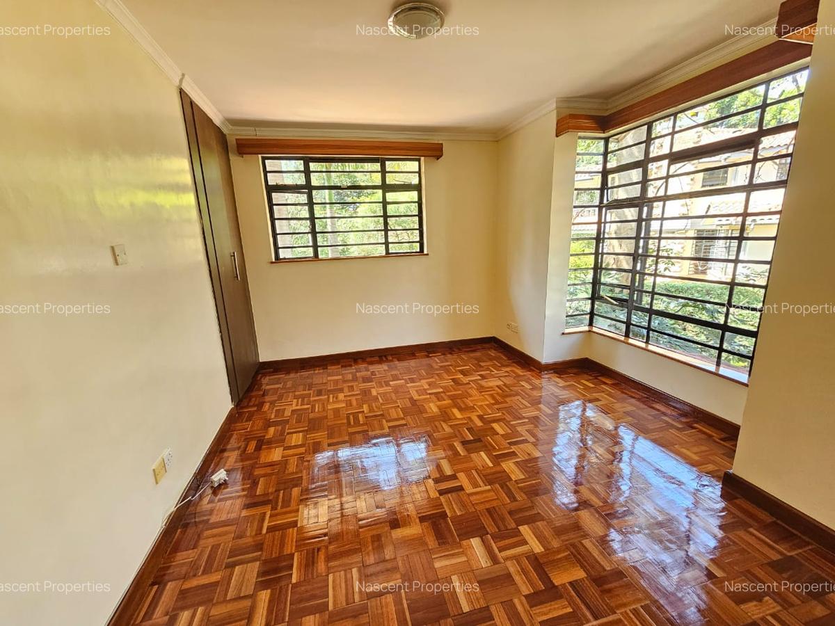 4 Bed House with En Suite in Rosslyn - 9