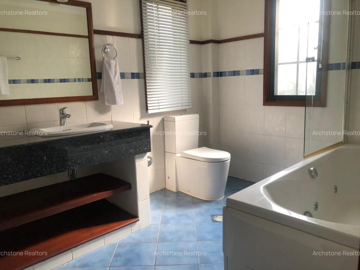 3 Bed House with En Suite in Ridgeways - 9