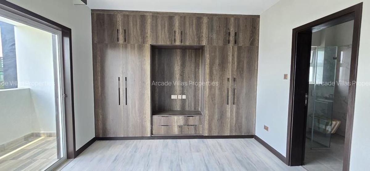 3 Bed Apartment with En Suite in Riverside - 8