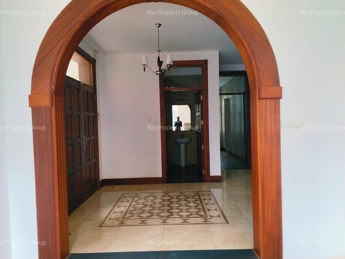 4 Bed Villa with En Suite in Rosslyn - 4