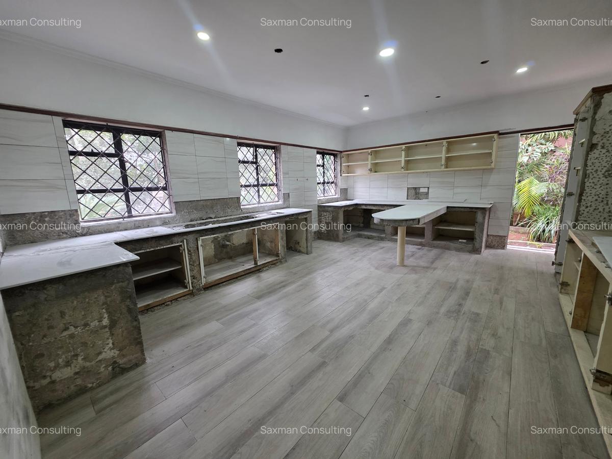 4 Bed House with En Suite in Lavington - 11