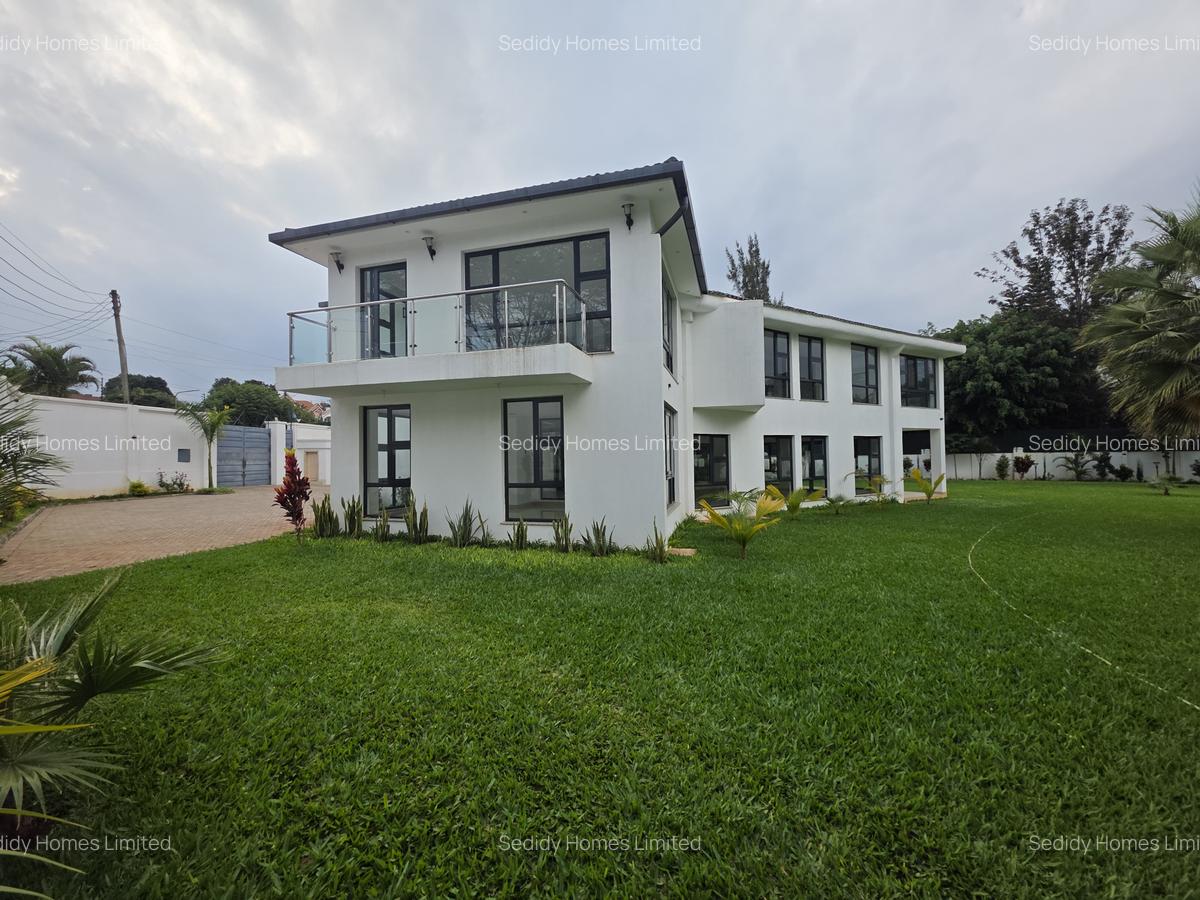 6 Bed Villa with En Suite in Runda - 1