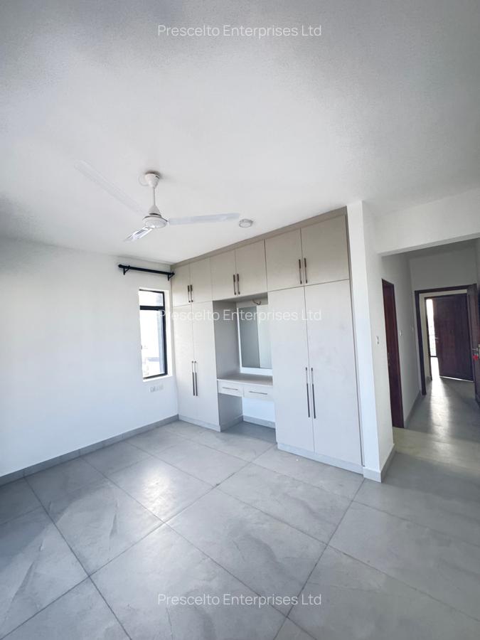 3 Bed Apartment with En Suite at Off Links Road - 9