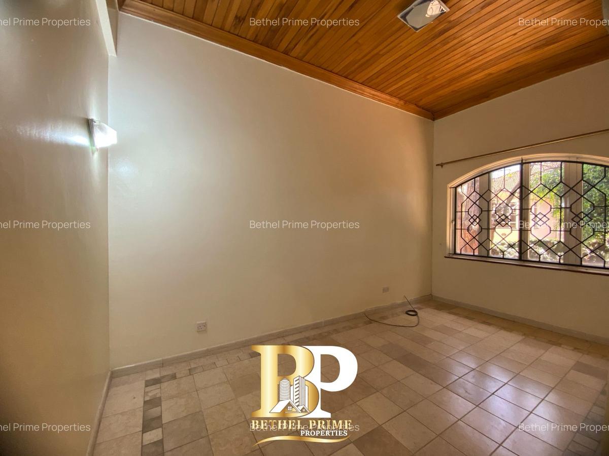 4 Bed House with En Suite in Hill View - 8