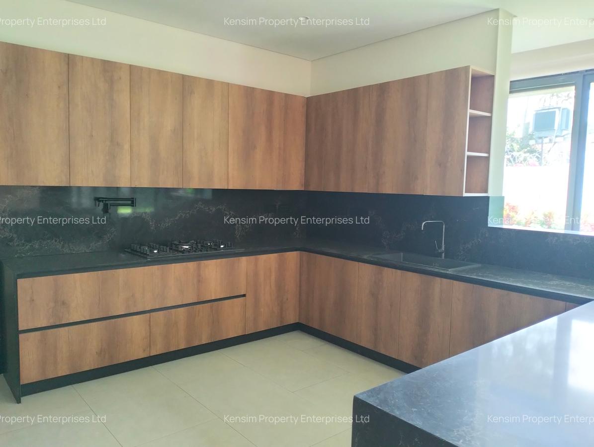 5 Bed Townhouse with En Suite in Brookside - 3