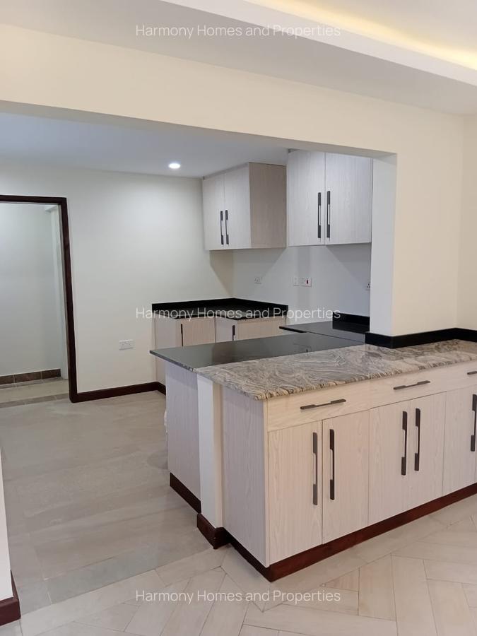 5 Bed Townhouse with En Suite in Parklands - 8