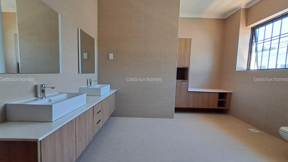 6 Bed Villa with En Suite at Loresho - 4