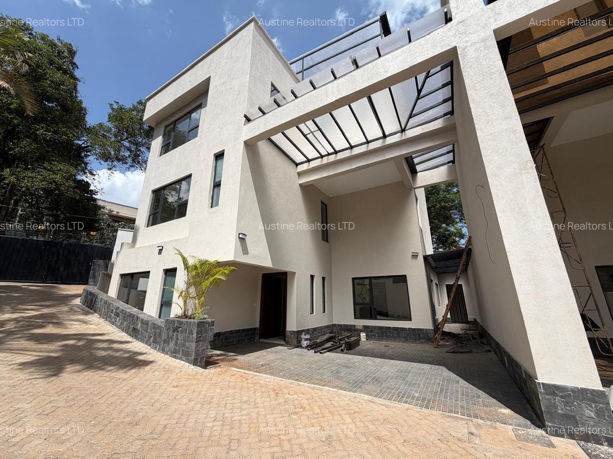 5 Bed Townhouse with En Suite in Lavington - 19