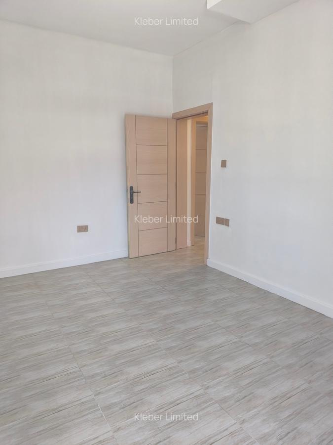 4 Bed House with En Suite in Membley - 20