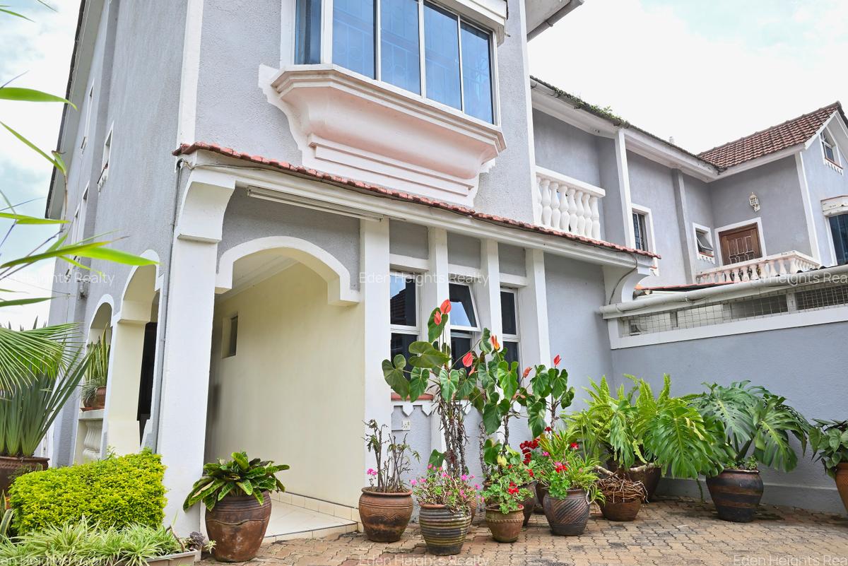 5 Bed Townhouse with En Suite in Lavington - 1