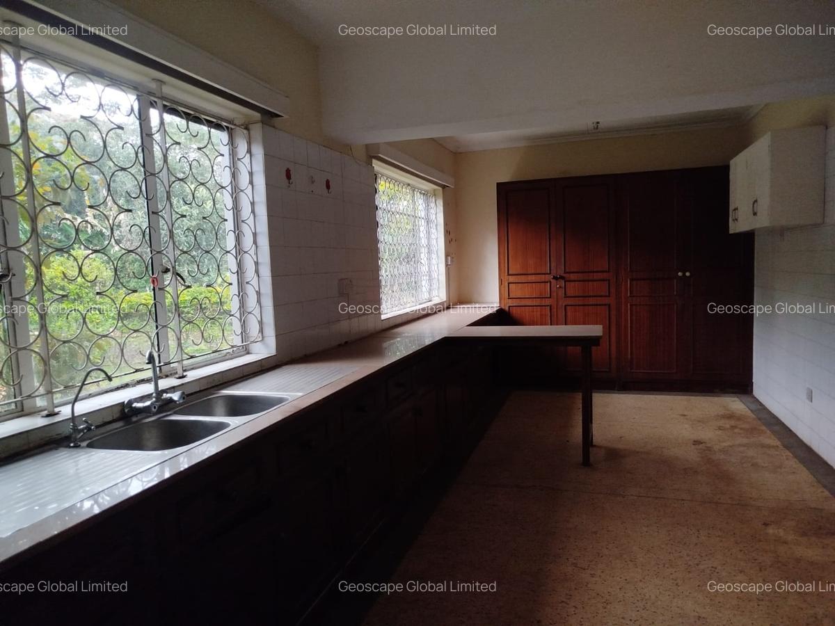 7 Bed House with En Suite in Lavington - 9