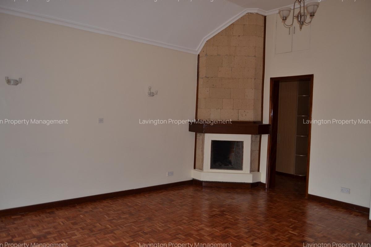 5 Bed Villa with En Suite at Lavington Green - 4