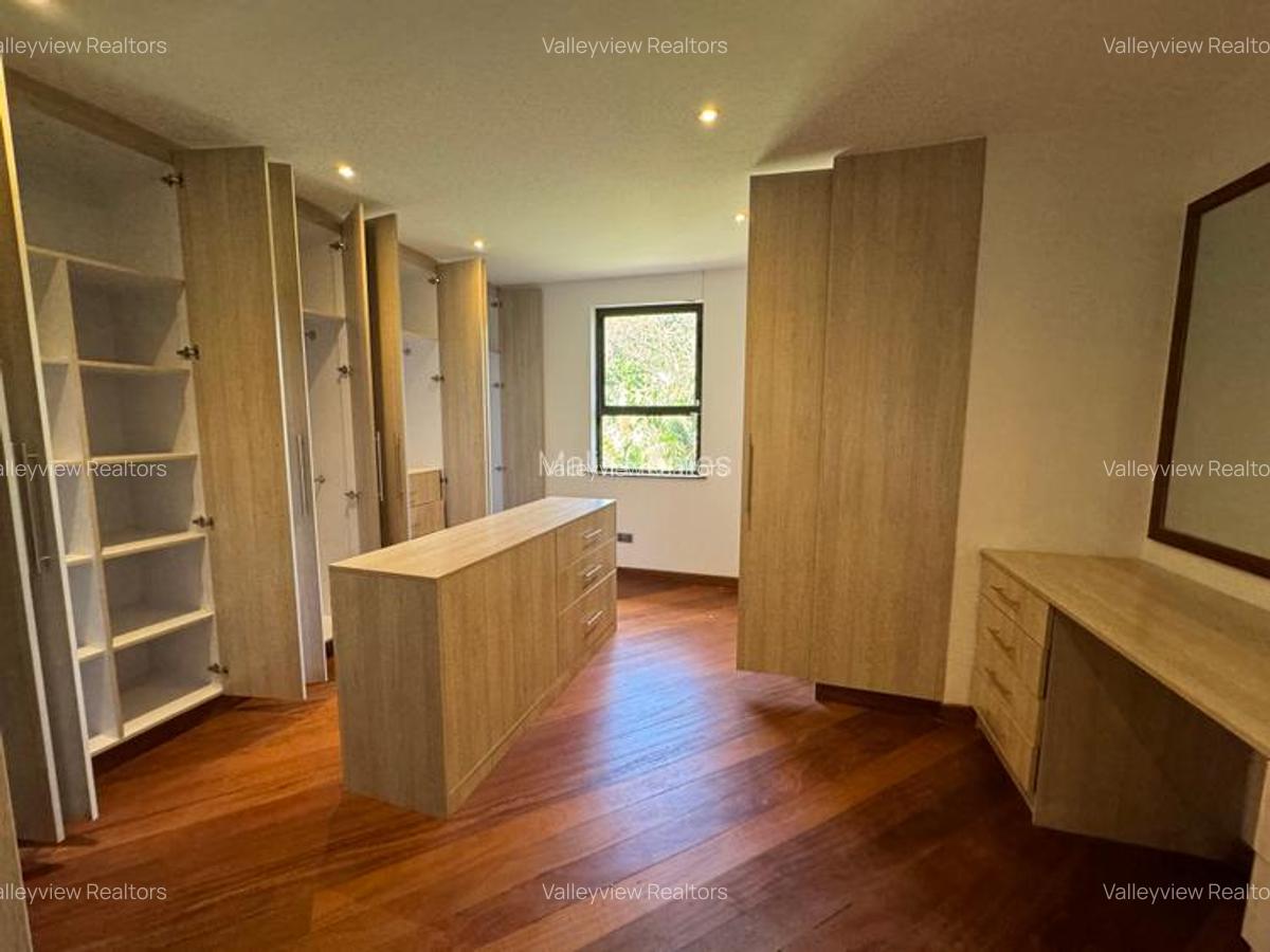 5 Bed Townhouse with En Suite at Lavington - 19