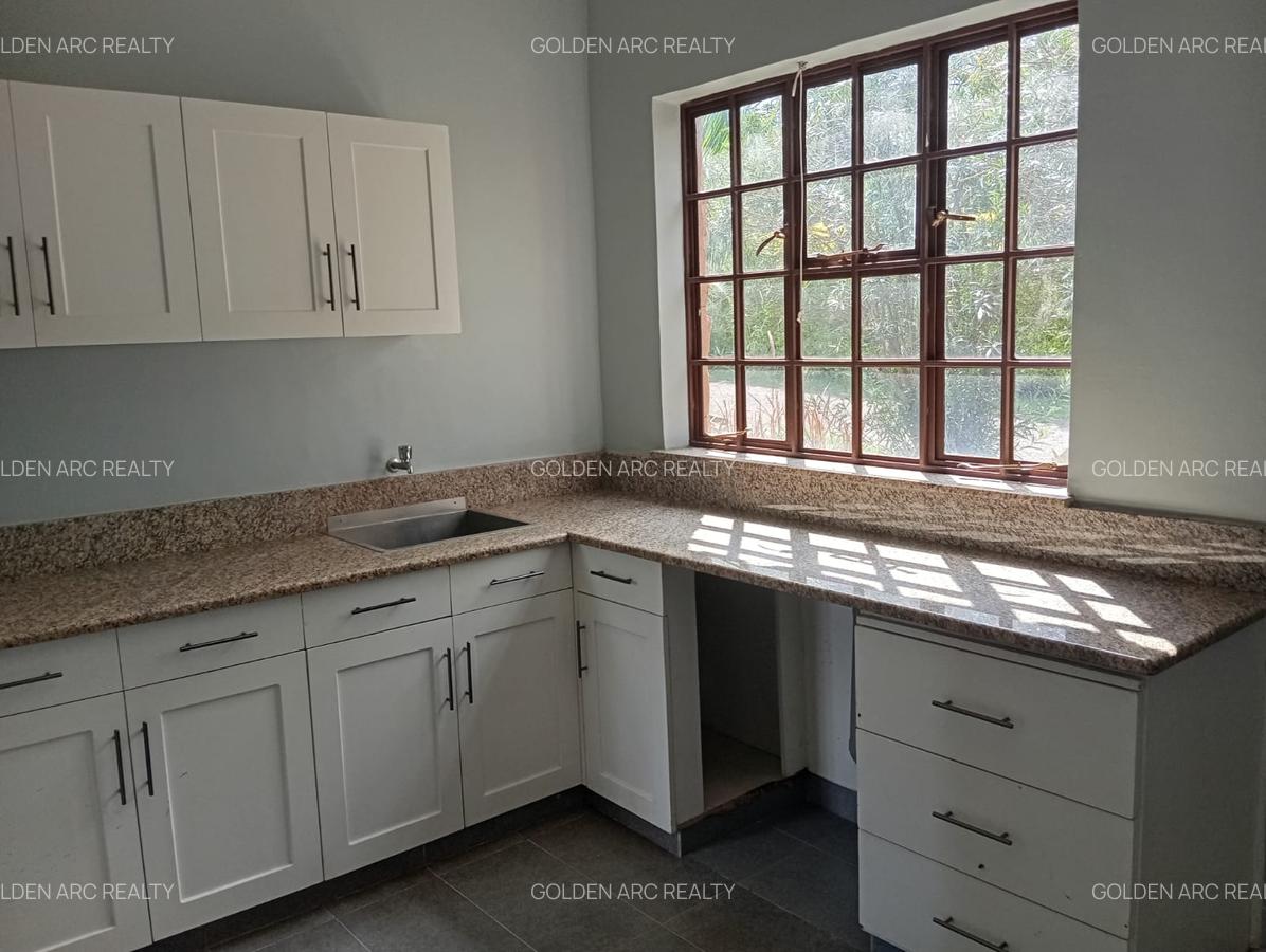 5 Bed Townhouse with En Suite in Karen - 12