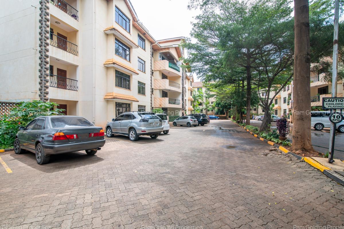 4 Bed Apartment with En Suite at Brookside - 14