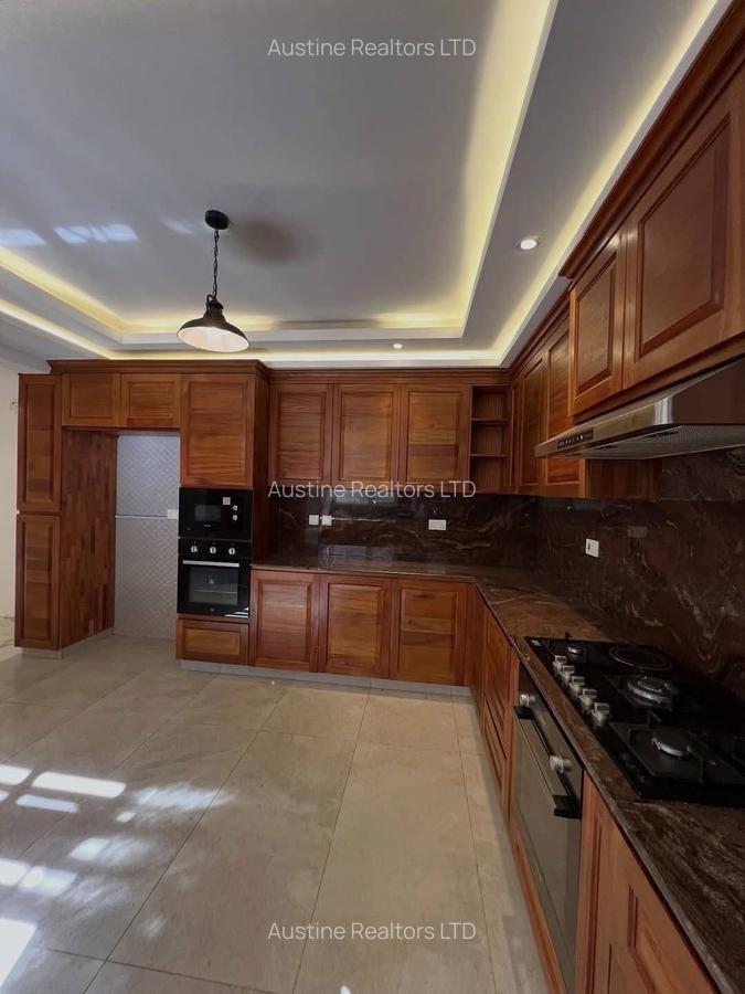 6 Bed Townhouse with En Suite in Lavington - 2
