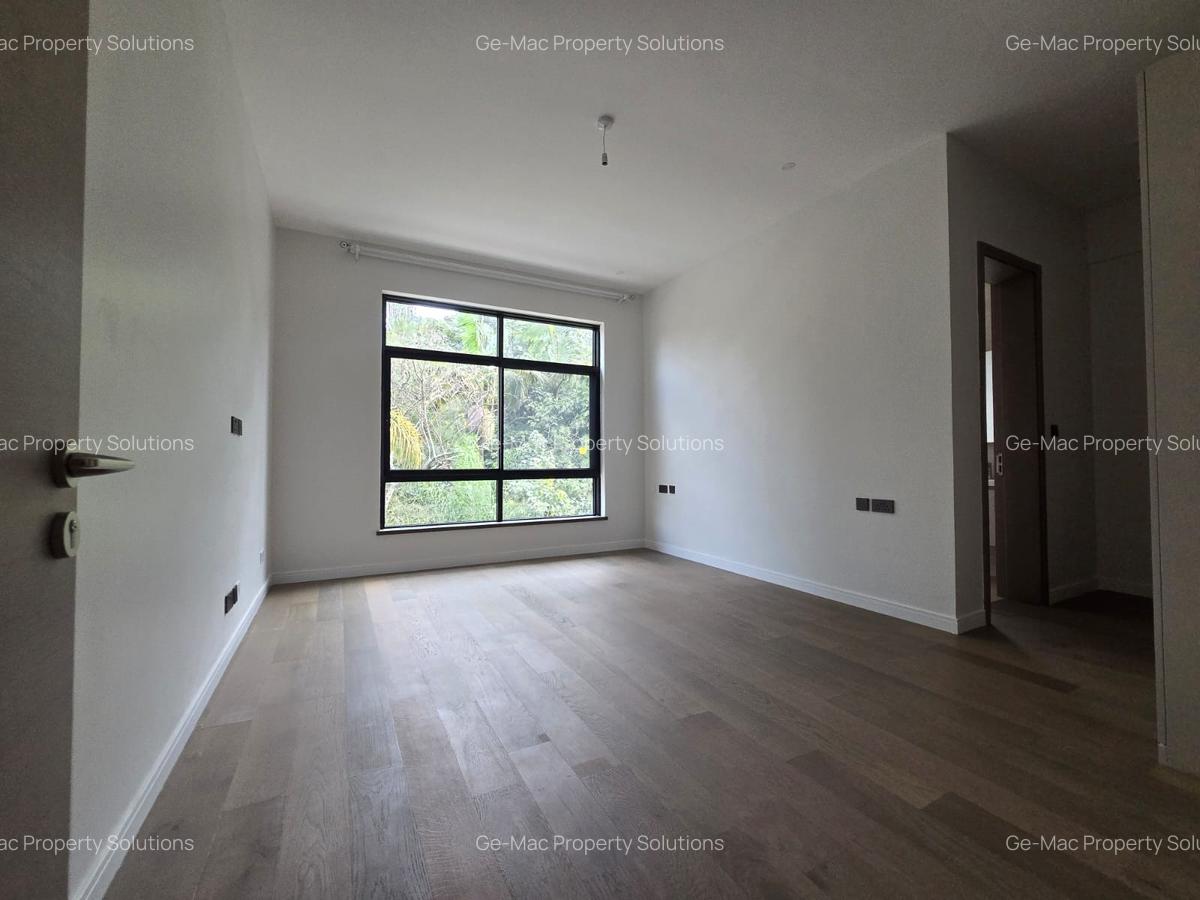 5 Bed House with En Suite in Lavington - 9