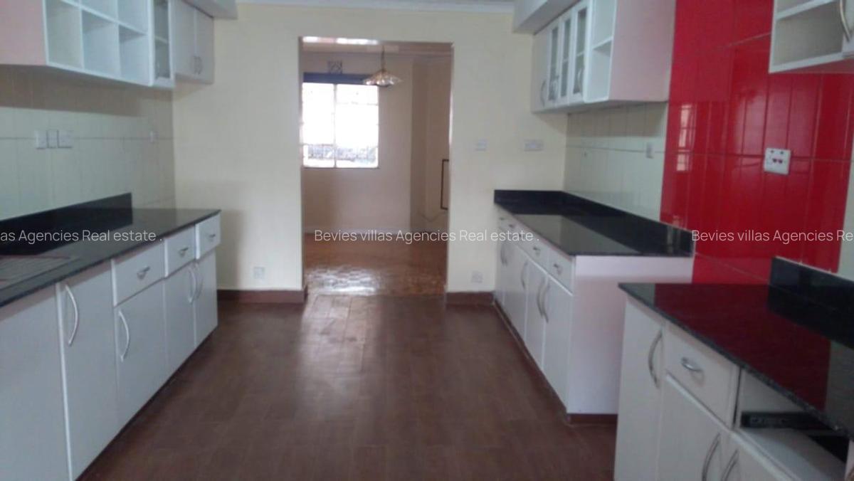 5 Bed Townhouse with En Suite at Lavington - 4