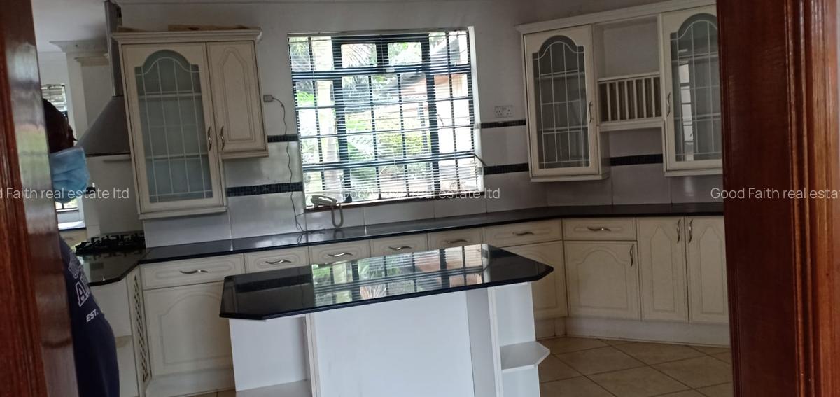 5 Bed House with En Suite in Runda - 9