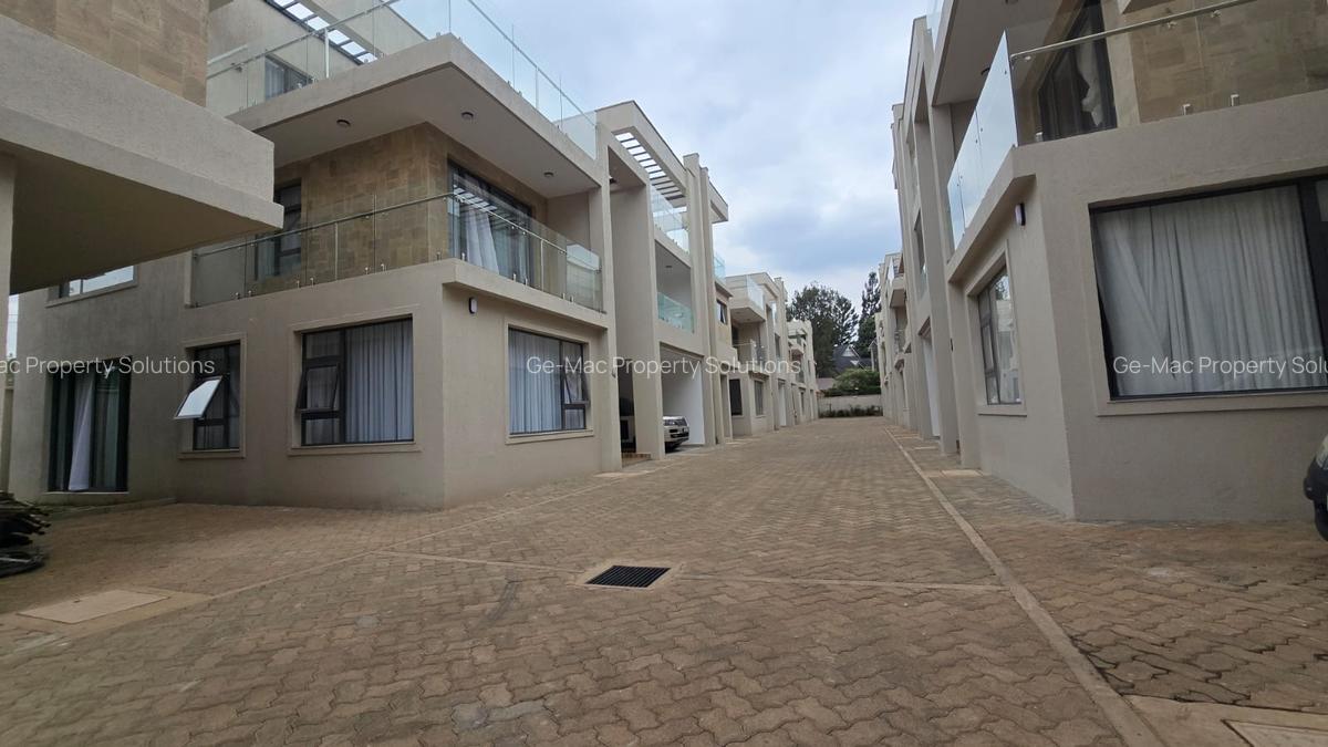 6 Bed House with En Suite in Lavington - 9