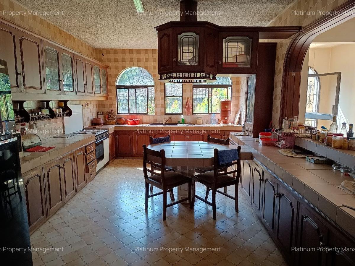 5 Bed Villa with En Suite in Gigiri - 14