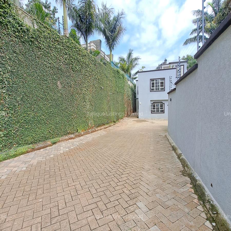 4 Bed Villa with En Suite in Spring Valley - 17