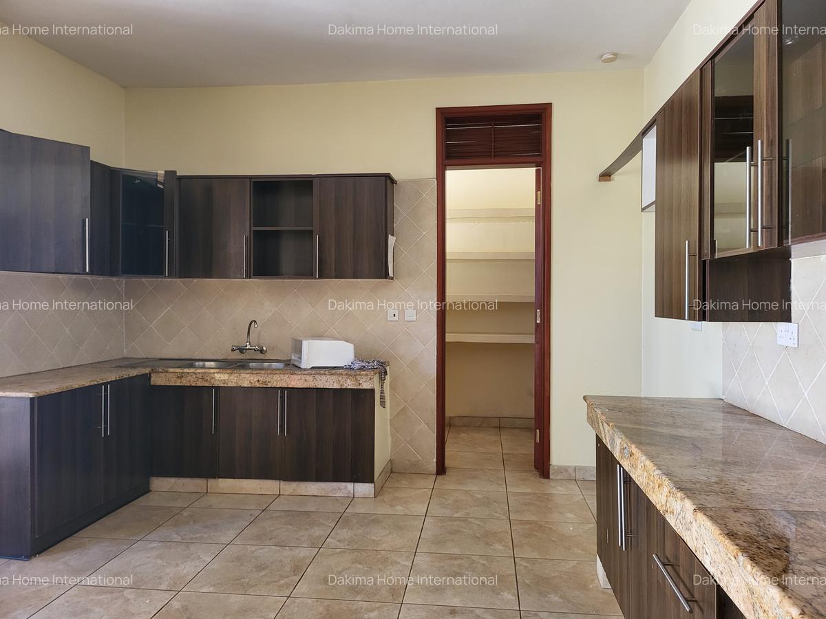 4 Bed House with En Suite in Runda - 2