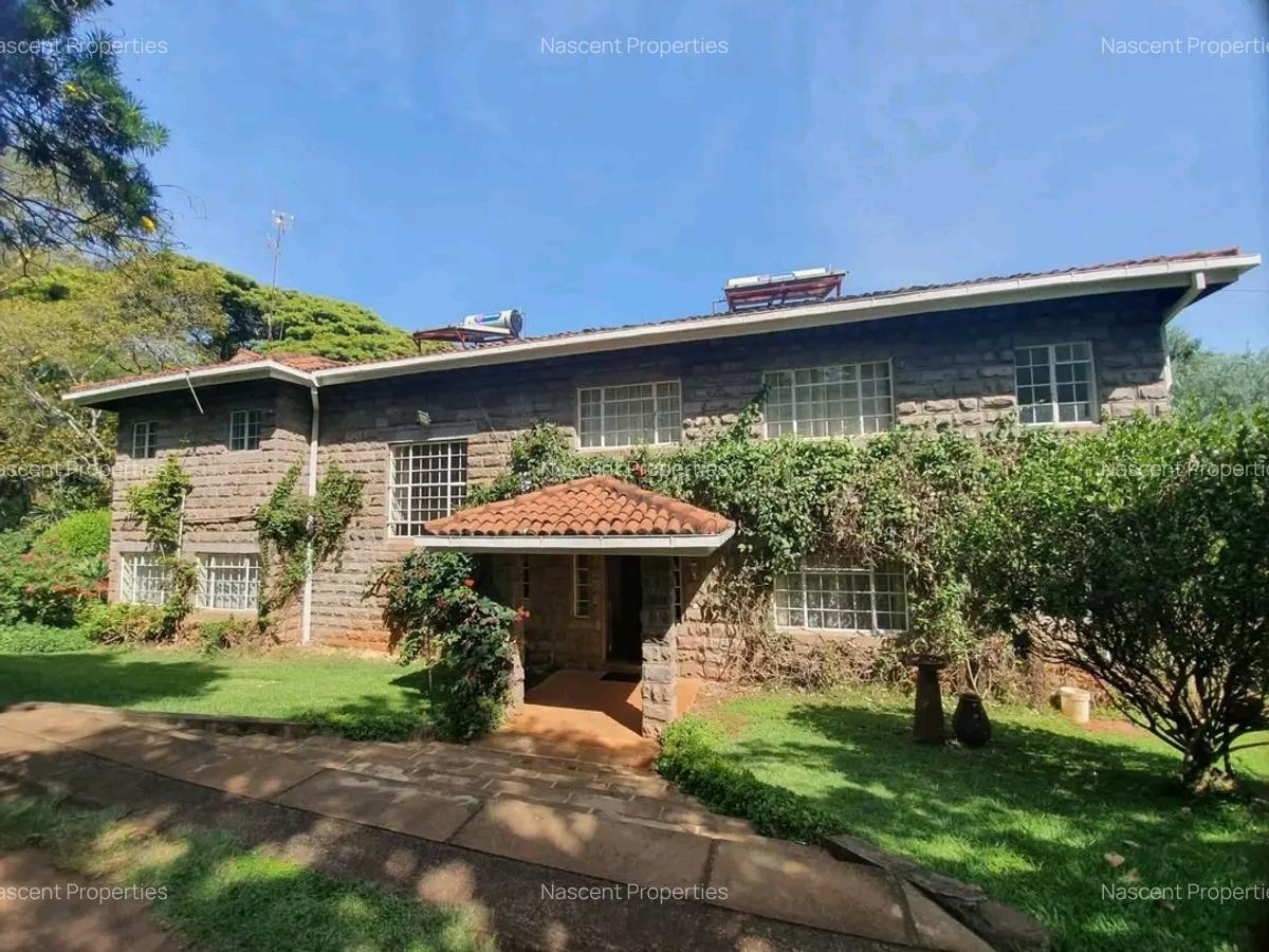 5 Bed House with En Suite in Ridgeways - 1