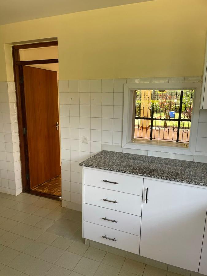 5 Bed House with En Suite at Mountain View - 12