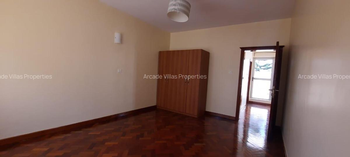 4 Bed Townhouse with En Suite at Lavington - 11