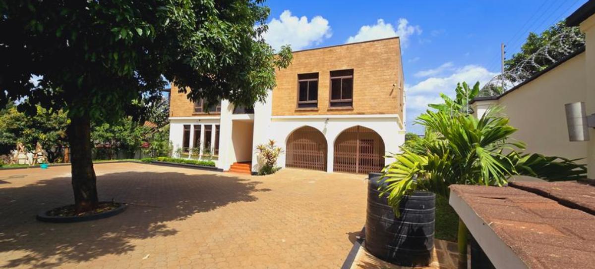 5 Bed House with En Suite in Runda - 12