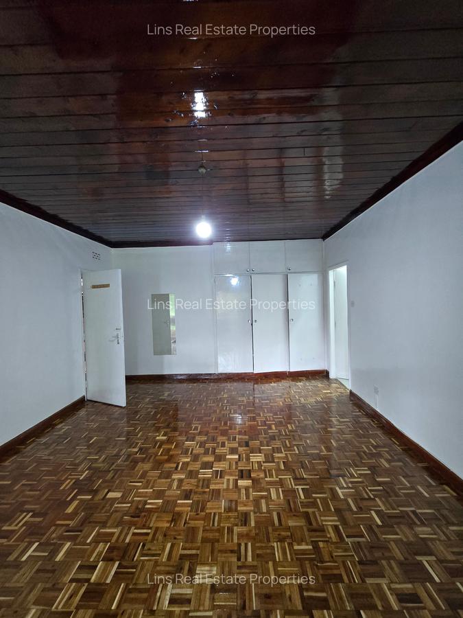 5 Bed House with En Suite in Lavington - 18