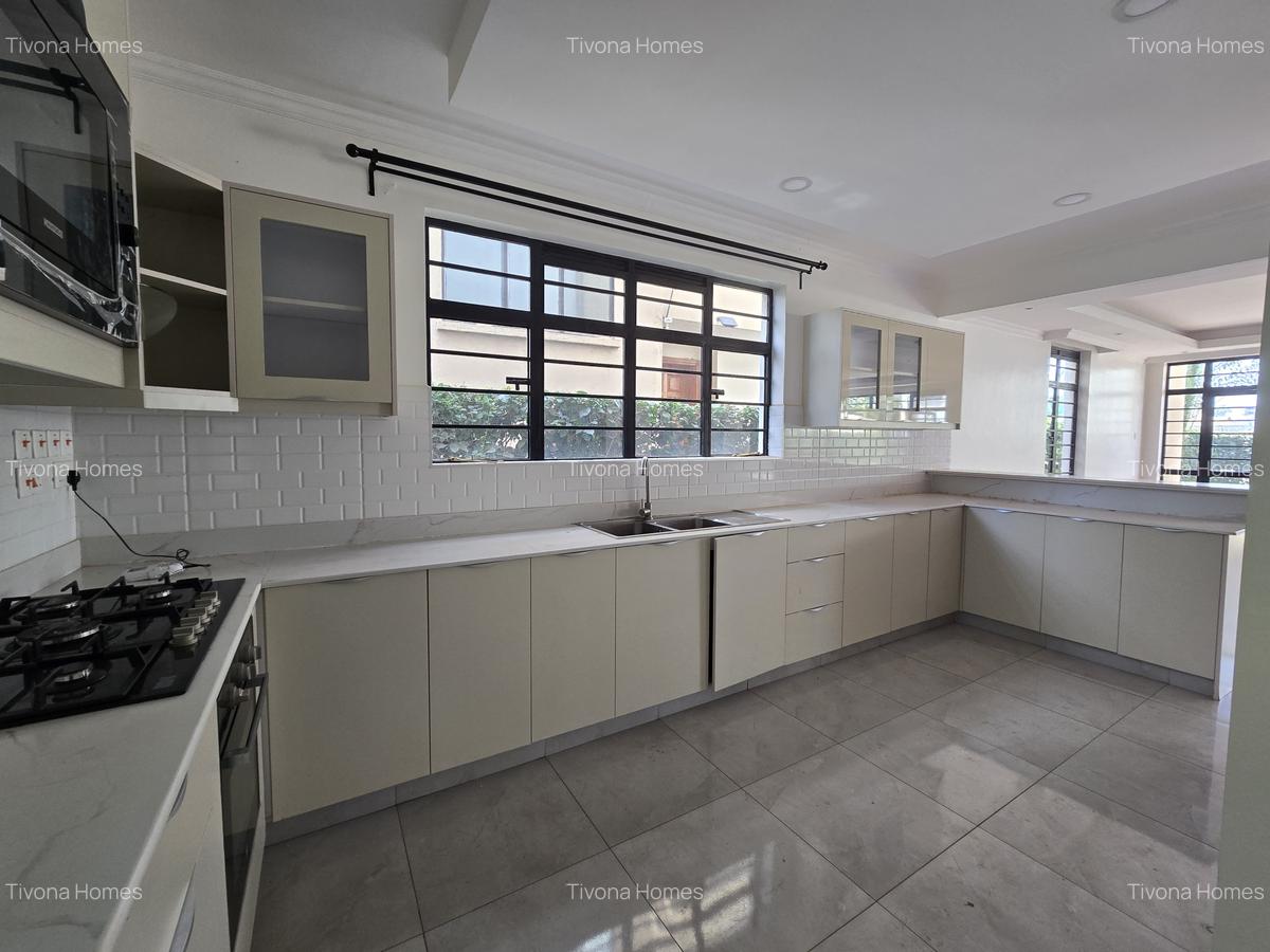 4 Bed House with En Suite in Membley - 11