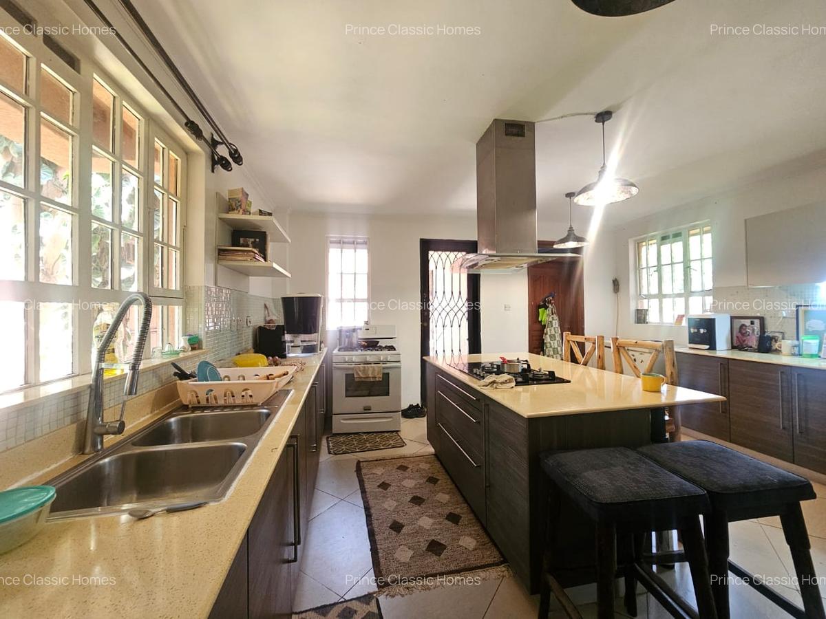 4 Bed House with En Suite at Kerarapon Drive - 10