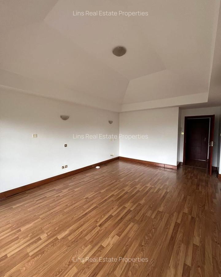 5 Bed Townhouse with En Suite in Runda - 12