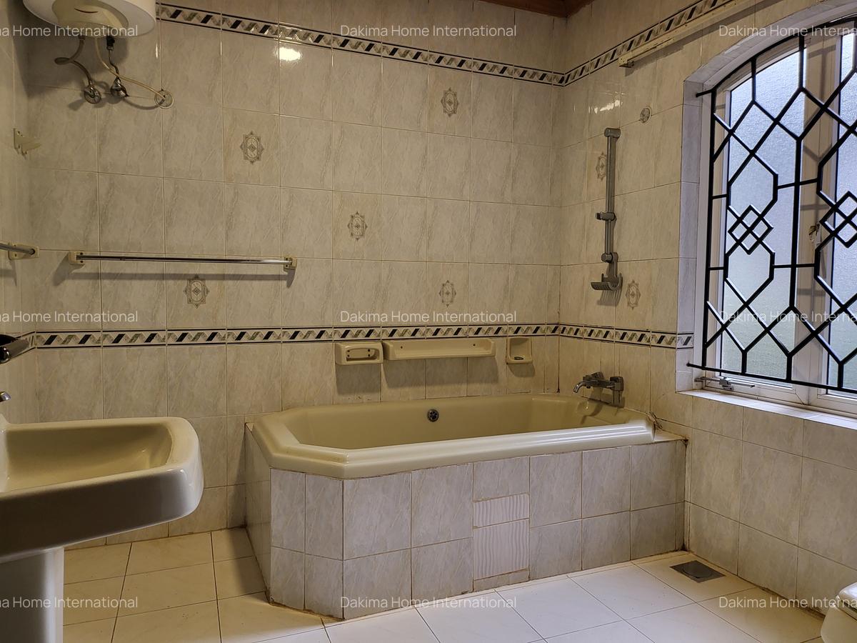 4 Bed House with En Suite in Hill View - 12