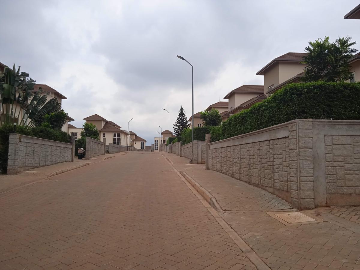 4 Bed House with En Suite in Runda - 19