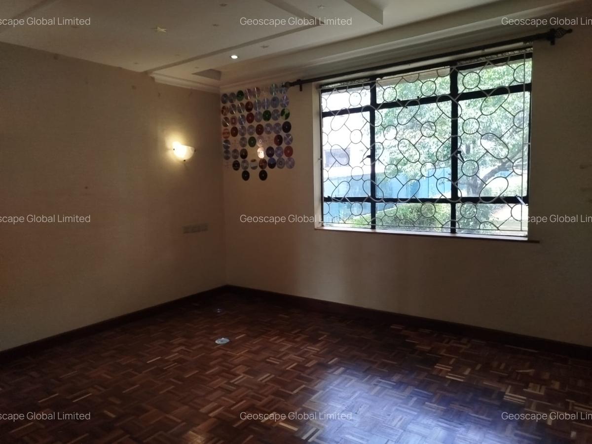 6 Bed House with En Suite in Runda - 11