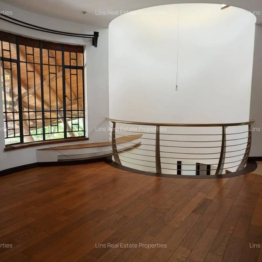 4 Bed Townhouse with En Suite in Lake View - 12