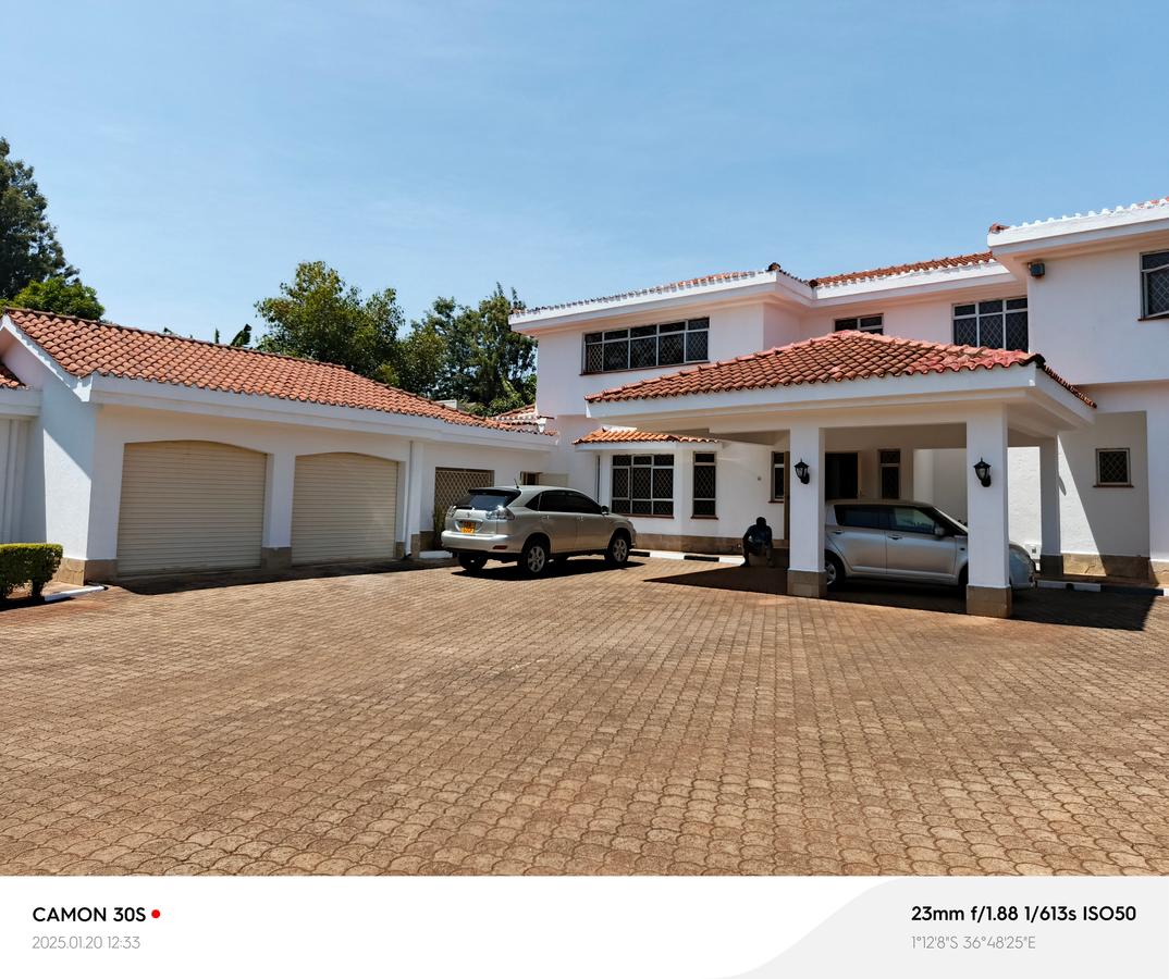 5 Bed House with En Suite in Runda - 1