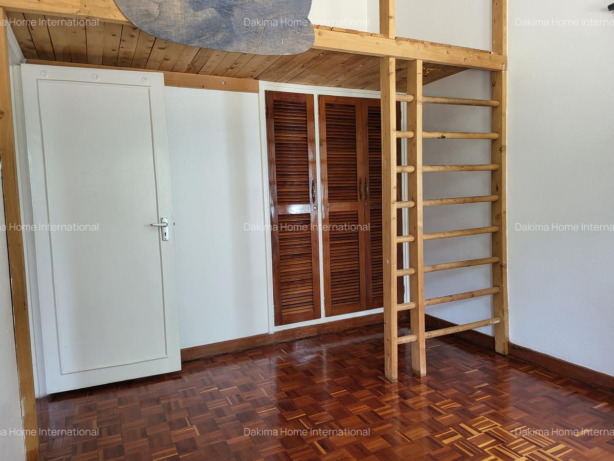 4 Bed House with En Suite in Hill View - 11