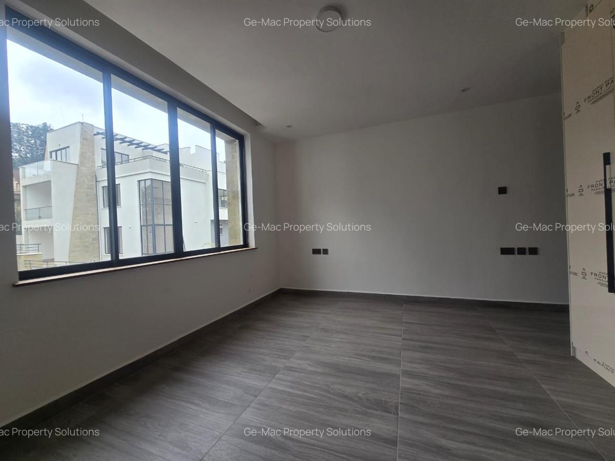 5 Bed House with En Suite in Lavington - 9