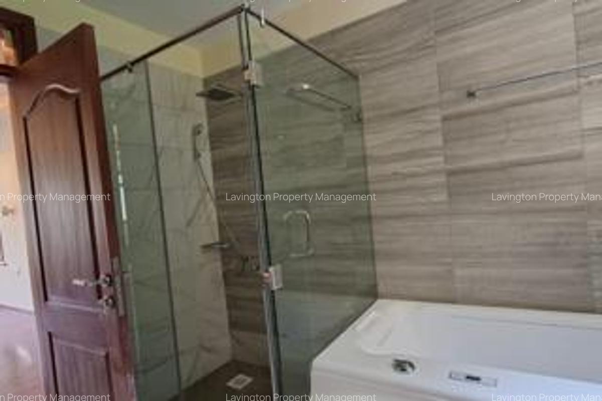 5 Bed Villa with En Suite at Lavington Green - 7